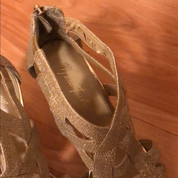 Gold heels - Picture 2 of 3